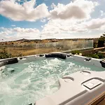 Pet Friendly Penthouse, Rooftop Jacuzzi With Views Lägenhet