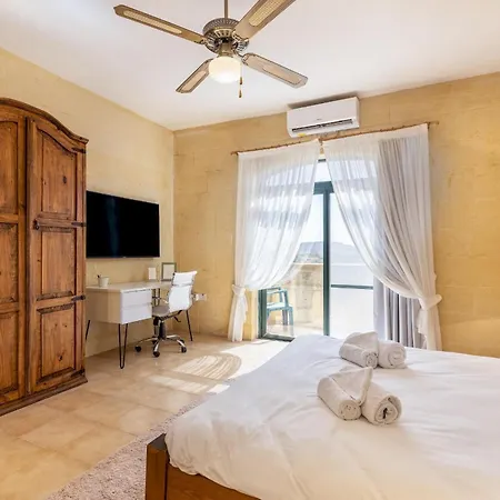 Pet Friendly Penthouse, Rooftop Jacuzzi With Views Apartment Gharb (Gozo)