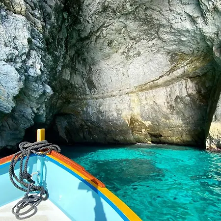 Pet Friendly Penthouse, Rooftop Jacuzzi With Views Apartment Gharb (Gozo)