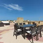 Pet Friendly Penthouse, Rooftop Jacuzzi With Views Apartmán *