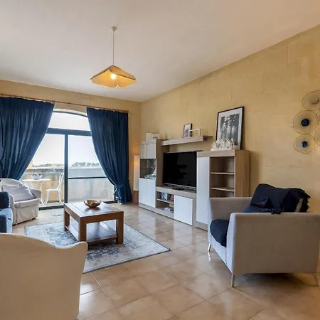 Pet Friendly Penthouse, Rooftop Jacuzzi With Views Lejlighed Għarb