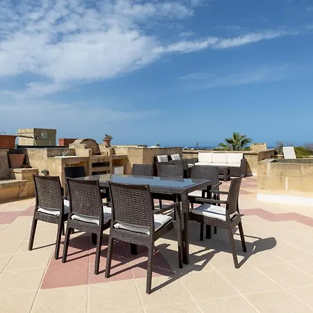 Pet Friendly Penthouse, Rooftop Jacuzzi With Views Għarb