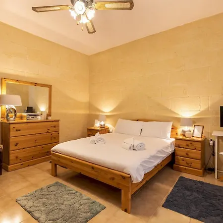 Pet Friendly Penthouse, Rooftop Jacuzzi With Views * Għarb