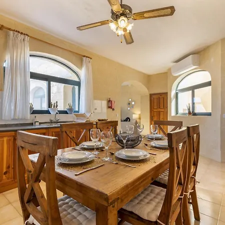 شقة Pet Friendly Penthouse, Rooftop Jacuzzi With Views Għarb