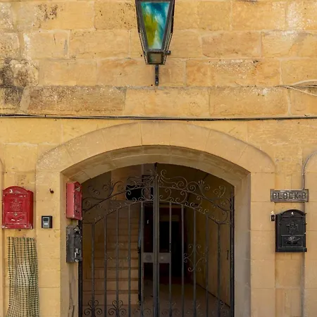 Pet Friendly Penthouse, Rooftop Jacuzzi With Views Apartment Għarb