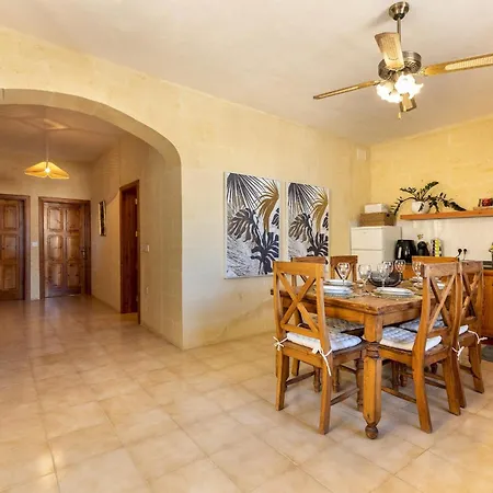 Pet Friendly Penthouse, Rooftop Jacuzzi With Views Għarb