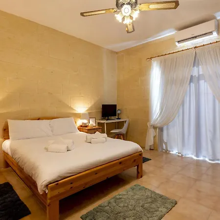 Lejlighed Pet Friendly Penthouse, Rooftop Jacuzzi With Views Għarb