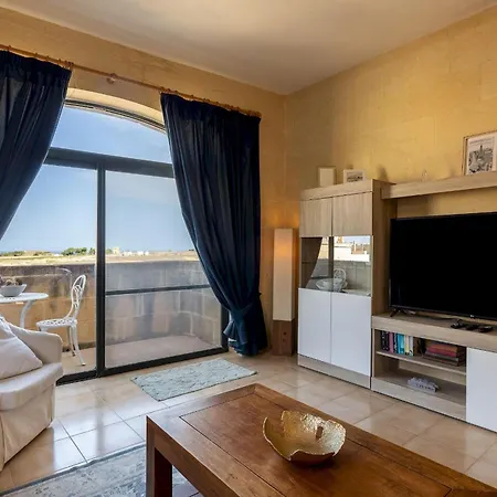 Pet Friendly Penthouse, Rooftop Jacuzzi With Views Għarb