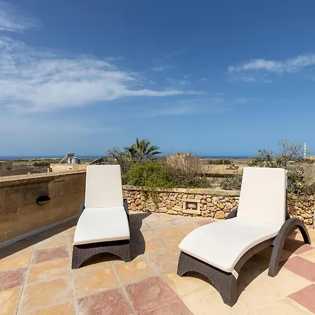 شقة Pet Friendly Penthouse, Rooftop Jacuzzi With Views Għarb
