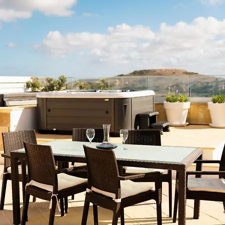 Pet Friendly Penthouse, Rooftop Jacuzzi With Views Lejlighed Għarb