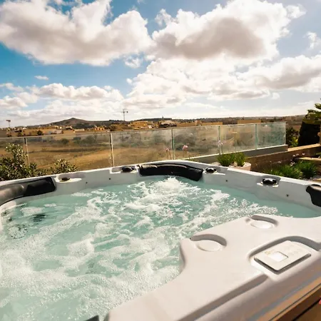 Pet Friendly Penthouse, Rooftop Jacuzzi With Views Għarb