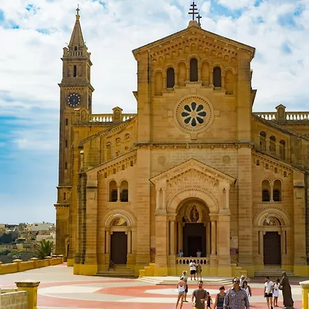 Pet Friendly Penthouse, Rooftop Jacuzzi With Views