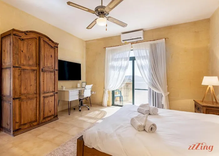 Pet Friendly Penthouse, Rooftop Jacuzzi With Views Appartement Għarb