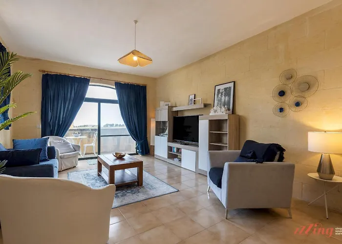 Pet Friendly Penthouse, Rooftop Jacuzzi With Views Appartamento Għarb