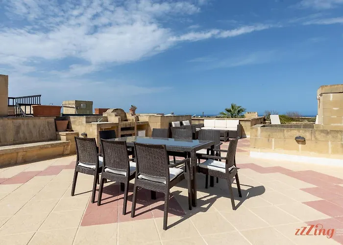 Pet Friendly Penthouse, Rooftop Jacuzzi With Views Għarb