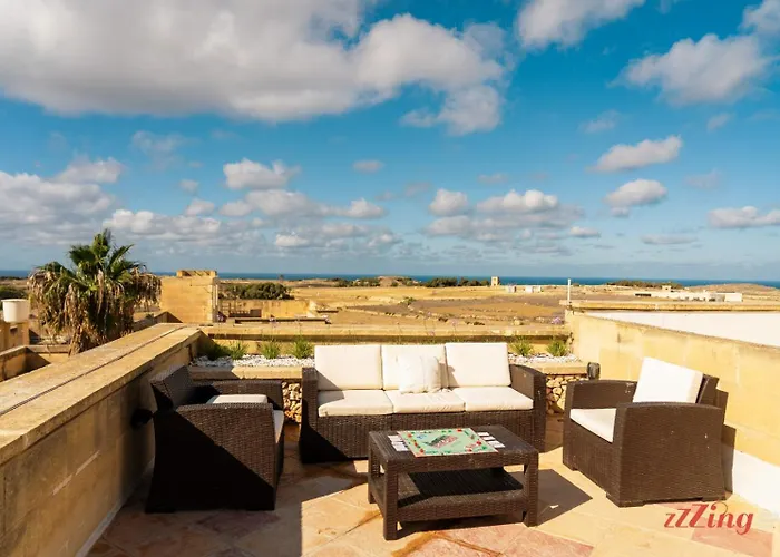 Pet Friendly Penthouse, Rooftop Jacuzzi With Views * Għarb