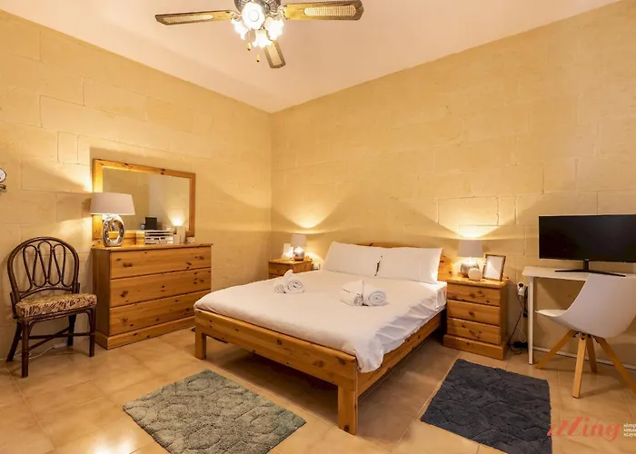 Pet Friendly Penthouse, Rooftop Jacuzzi With Views * Għarb