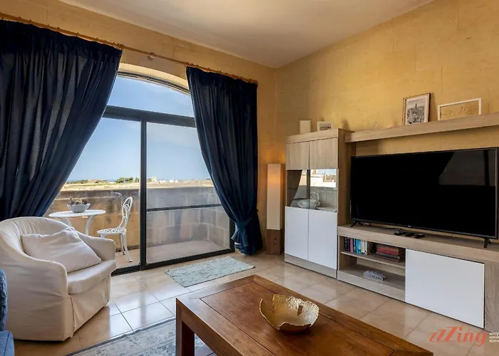 Pet Friendly Penthouse, Rooftop Jacuzzi With Views Għarb