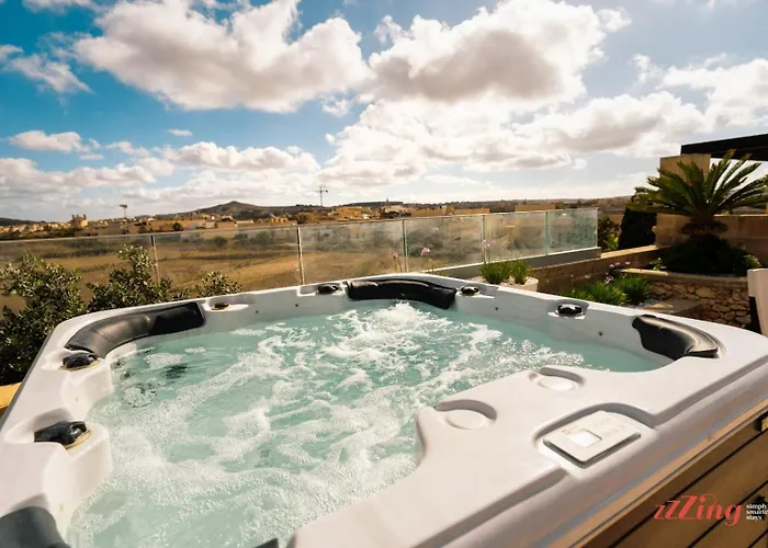 Pet Friendly Penthouse, Rooftop Jacuzzi With Views Għarb